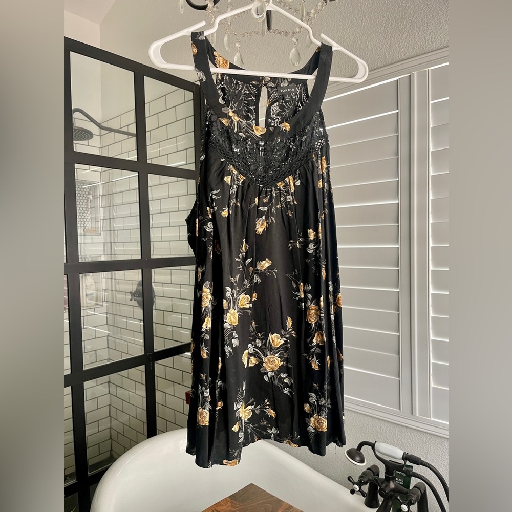 TORRID Challis Lace Trim Goddess Neck Tank Size 2
